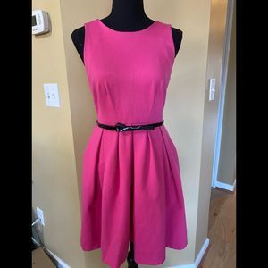 Kate Spade fit and flare sheath dress with side pockets and belt! Size small!